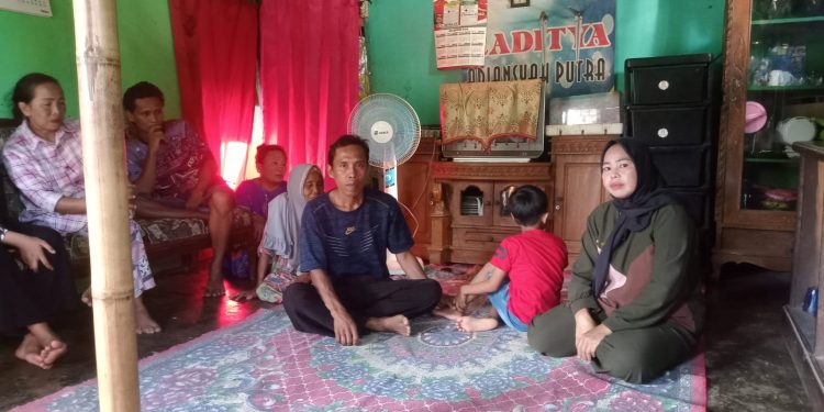 Berawal Bakar Sampah,Bocah 6 Tahun Patah Tulang Di Pukul R