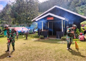Toleransi, Satgas Yonif 323 Buaya Putih Bantu Masyarakat Bersihkan Rumah Ibadah