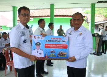 Penjabat Bupati Lampura Hadiri Sosialisasi Penanganan Sampah dan Serahkan Bantuan Bentor dan Mesin Pemotong Rumput