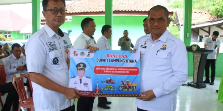 Penjabat Bupati Lampura Hadiri Sosialisasi Penanganan Sampah dan Serahkan Bantuan Bentor dan Mesin Pemotong Rumput