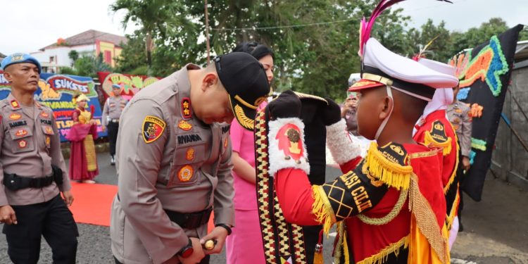 Disambut Tarian Adat Lampung dan Polisi Cilik, AKBP Rivanda Jejakan Kaki Perdana di Polres Tanggamus