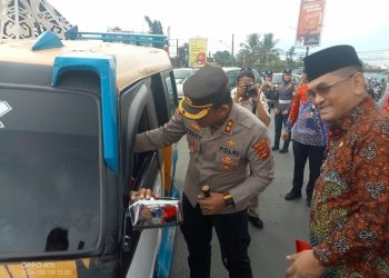 Sambut HUT RI ke- 79, Kapolres Lampura Bersama Forkopimda Bagikan Bendera Merah Putih Kepada Masyarakat
