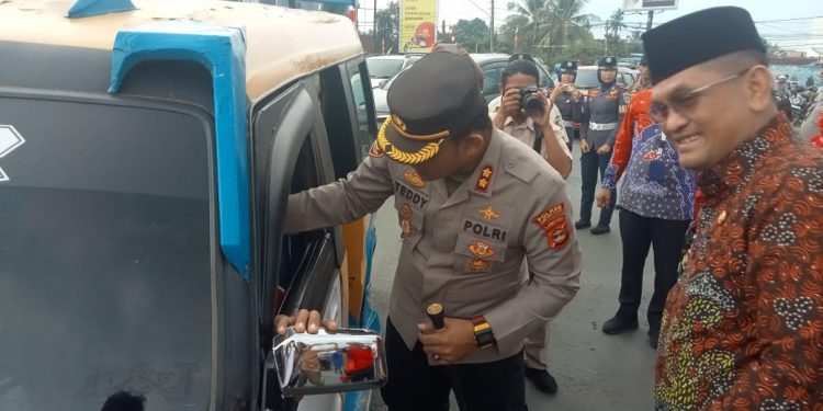 Sambut HUT RI ke- 79, Kapolres Lampura Bersama Forkopimda Bagikan Bendera Merah Putih Kepada Masyarakat