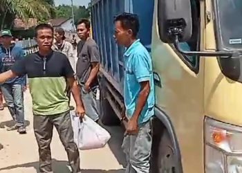Warga Kampung Bumidana Stop Mobil Pengangkut Batubara Yang Merusak Jalan 