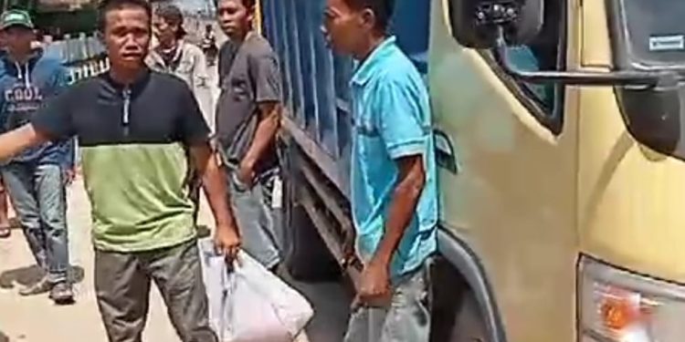 Warga Kampung Bumidana Stop Mobil Pengangkut Batubara Yang Merusak Jalan 