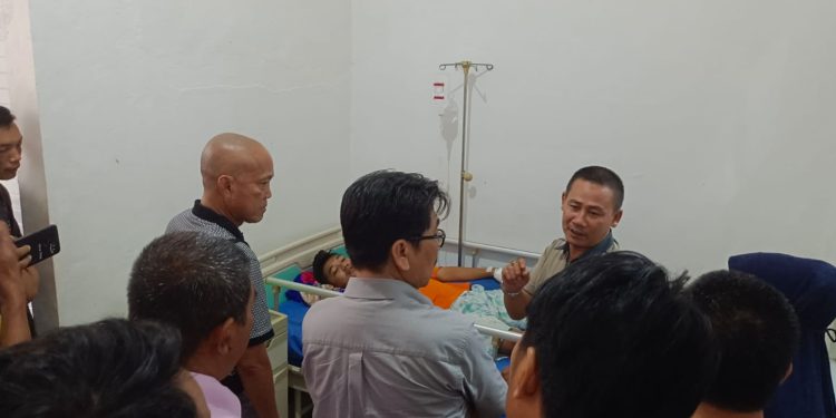 Fajar Maulana Terharu di Kunjungi Calon Bupati Hamartoni dan Tokoh Masyarakat Ansori Sabak