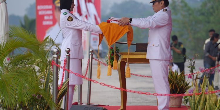 Penjabat Bupati Mesuji Febrizal Levi Sukmana, S.T., M.T., M.M. Pimpin Upacara HUT RI ke-79 tahun 2024.