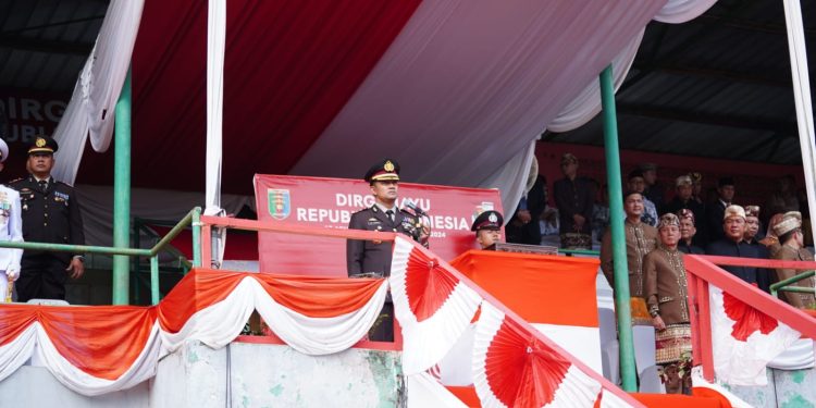Kapolres Lampung Utara Jadi Irup Penurunan Bendera Merah Putih HUT RI Ke- 79