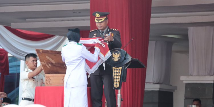 AKBP James Jadi Irup Penurunan Bendera Pada HUT Ke-79 Kemerdekaan RI