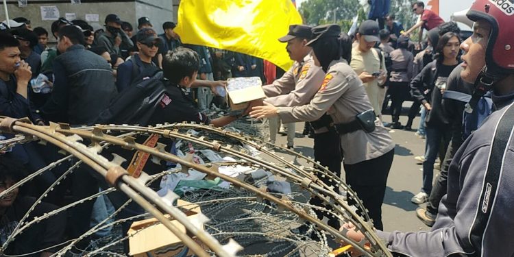 Polwan Lampung Bagikan Air Mineral kepada Mahasiswa dalam Aksi Unjuk Rasa di Gedung DPRD