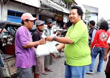 Tekab 308 Polres Lampura Berbagi Bansos Kepada Warga