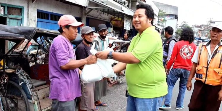 Tekab 308 Polres Lampura Berbagi Bansos Kepada Warga