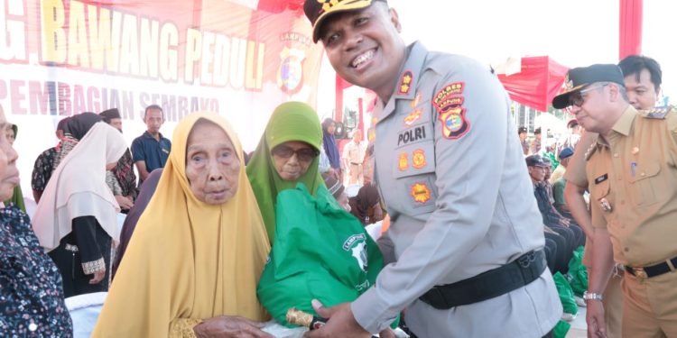 Polres Tulang Bawang Peduli, 50 Lansia di Kampung Tunggal Warga Mendapat Paket Sembako Gratis