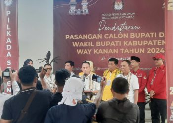 Pasangan Resmen Kadapi dan Cik Raden Daftar Ke KPU Way Kanan Dengan Ratusan Kendaraan Roda Empat dan Ribuan Pendukung