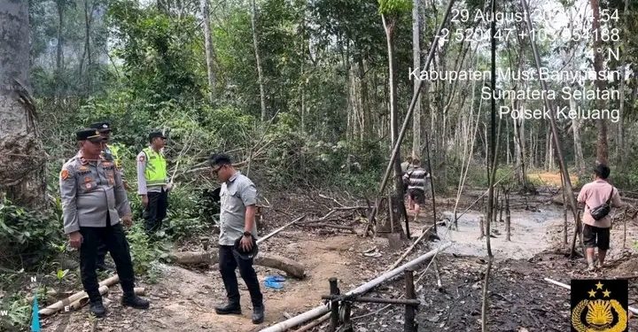 Patuhi Himbauan, Warga Bongkar Sumur Minyak Illegal di Wilayah Hukum Polsek Keluang