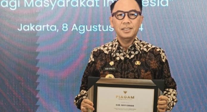 Capai 98% Kepesertaan BPJS, Pemkab Way Kanan Terima Penghargaan UHC Award 2024