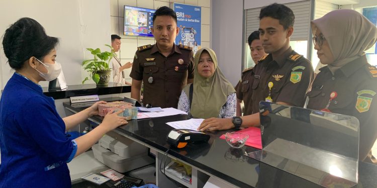 Kejari Way Kanan Menerima Uang Pengganti dari terpidana Sarjono Sebesar Rp. 145.000.000, Korupsi APB Kampung Sukajadi TA 2018.
