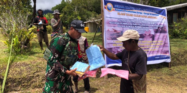 Kebahagiaan Terlihat Saat Satgas Yonif 641/Bru Bagikan Pakaian Layak Kepada Warga Papua