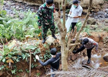 Polsek Tanjung Raja Polres Lampung Utara Evakuasi Penemuan Mayat Bayi