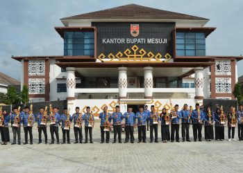 Selain Upacara Bulanan,Pemkab Mesuji Lakukan Penyerahan Piala Pemenang Lomba Pada Momen Pawai Budaya 17 Agustus 