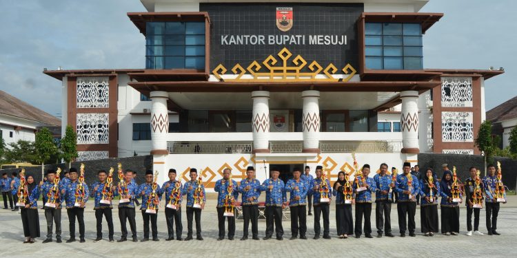 Selain Upacara Bulanan,Pemkab Mesuji Lakukan Penyerahan Piala Pemenang Lomba Pada Momen Pawai Budaya 17 Agustus 