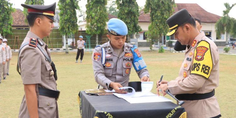 Polres Lampura Gelar Upacara Penyerahan Jabatan Kabag Log, Kasikum dan Serah Terima Jabatan Kapolsek Bunga Mayang