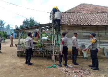 Polsek Tumijajar dan Polsek Tulang Bawang Tengah bersama Warga Gotong Royong Perbaiki Rumah Rusak Akibat Puting Beliung