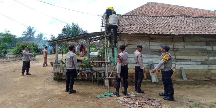 Polsek Tumijajar dan Polsek Tulang Bawang Tengah bersama Warga Gotong Royong Perbaiki Rumah Rusak Akibat Puting Beliung