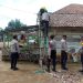 Polsek Tumijajar dan Polsek Tulang Bawang Tengah bersama Warga Gotong Royong Perbaiki Rumah Rusak Akibat Puting Beliung