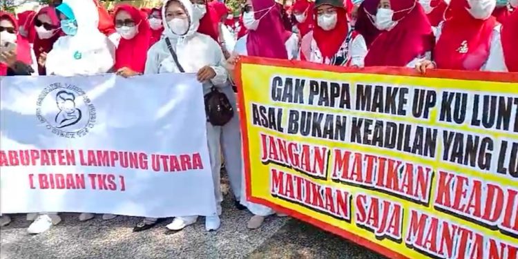 Minta Keadilan Pemkab Lampura, Nakes Bidan TKS Gelar Unjuk Rasa, Ini Poin-poinnya!