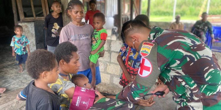 Peduli Kesehatan Warga di Perbatasan RI-PNG, Satgas Yonif 131/BRS Beri Pengobatan Gratis Kepada Warga