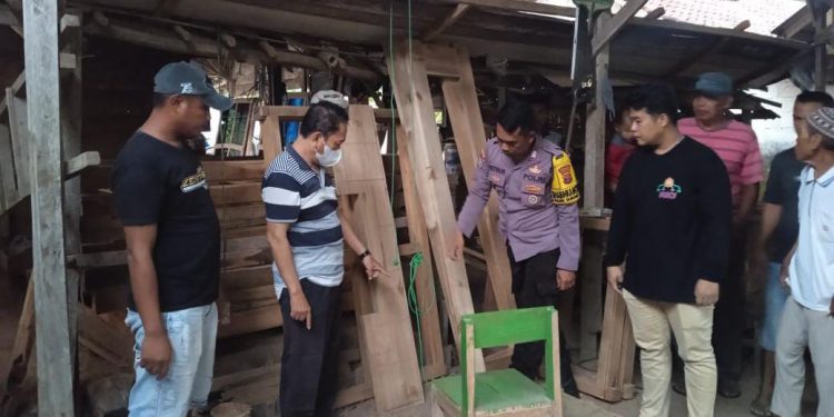 Polsek Gunung Agung Datangi TKP Orang Diduga Gantung Diri