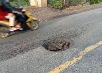 Lobang Besar di Jalan Desa Kembang Tanjung Bisa Akibatkan Kecelakaan