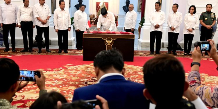 Panglima TNI Hadiri Penandatanganan PP Penghapusan Piutang Macet UMKM di Istana Negara
