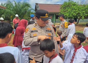 Giat Jumat Berkah, Polsek Sanga Desa Bagikan Makanan Bergizi Gratis untuk Anak -anak SD Vilial Desa Terusan