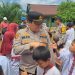 Giat Jumat Berkah, Polsek Sanga Desa Bagikan Makanan Bergizi Gratis untuk Anak -anak SD Vilial Desa Terusan