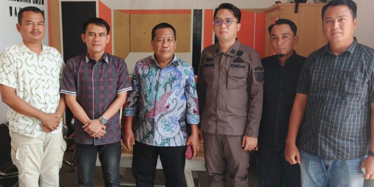 Sahdana dan Tim Kuasa Hukum laporan kan Camat Way Tuba ke Bawaslu Way Kanan