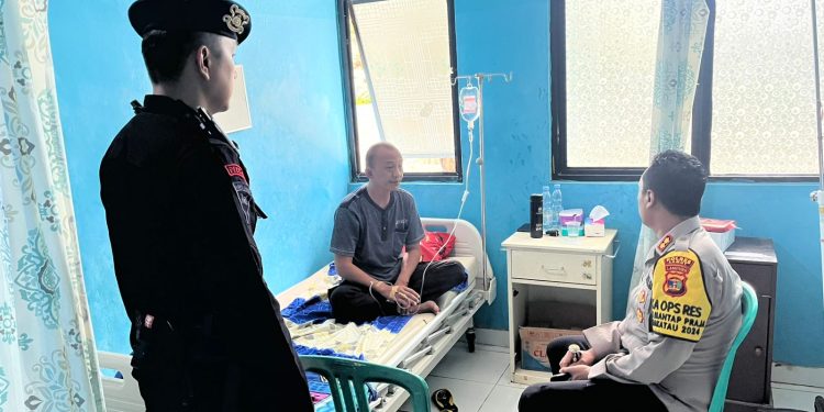 Wujud Kepedulian, Kapolres Lampung Utara Jenguk Personil Yang Sedang Sakit