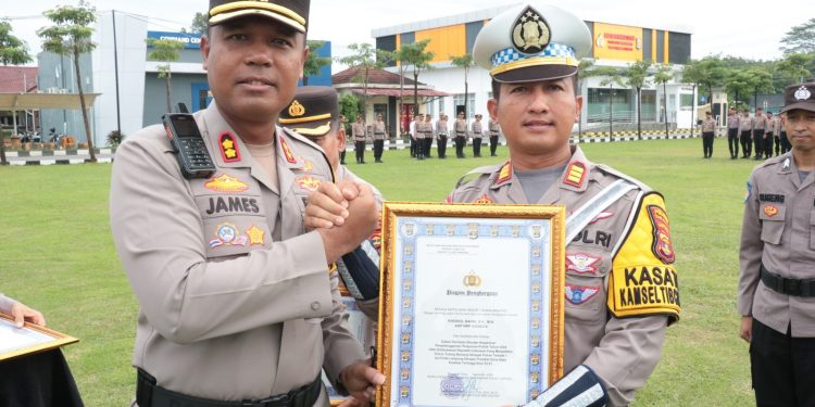 Kapolres Tulang Bawang Berikan Reward Kepada 38 Personel Berprestasi, Berikut Daftar Namanya