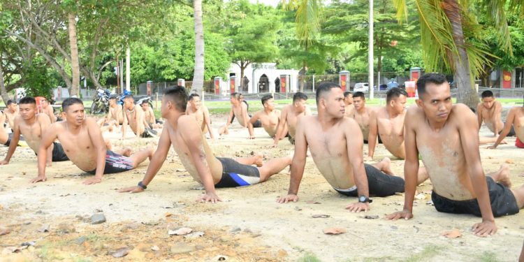 TINGKATKAN KEMAMPUAN FISIK PRAJURIT BATALYON INFANTERI 7 MARINIR MELAKSANAKAN RENANG