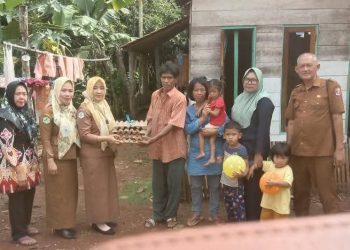Kasim Camat Berikan Bantuan Telur Bagi Anak Balita Dari PMDT