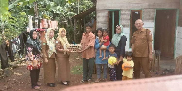 Kasim Camat Berikan Bantuan Telur Bagi Anak Balita Dari PMDT