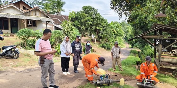 PJ Kades Kinciran dan Camat Melakuan Fogging dan Pengasapan Mencegah DBD