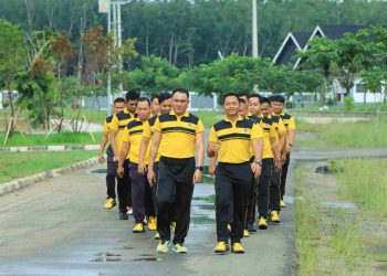 Olahraga Pagi, Personil Polres Tulang Bawang Barat Laksanakan Jalan Santai Dan Senam Bersama