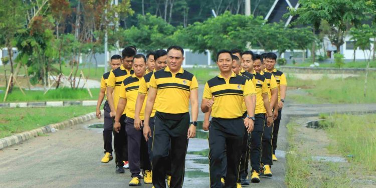 Olahraga Pagi, Personil Polres Tulang Bawang Barat Laksanakan Jalan Santai Dan Senam Bersama