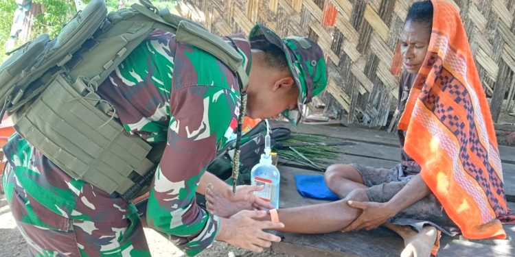 Bantu Kesulitan Masyarakat Perbatasan, Satgas Yonif 131/Brajasakti Berikan Pengobatan Kepada Warga Kampung Pitewi Papua