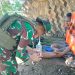 Bantu Kesulitan Masyarakat Perbatasan, Satgas Yonif 131/Brajasakti Berikan Pengobatan Kepada Warga Kampung Pitewi Papua