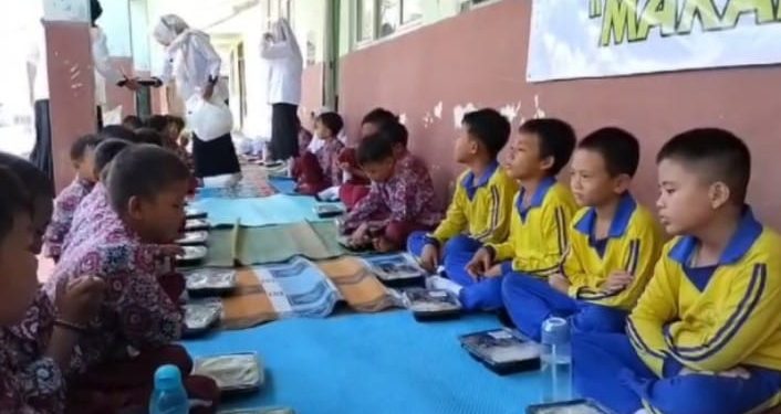 Dukung Program Pemerintah, Ferlinda : Ketua Gibran center Tanggamus Lakukan Program Makan Gratis Di SDN 1 Menggala Kotim