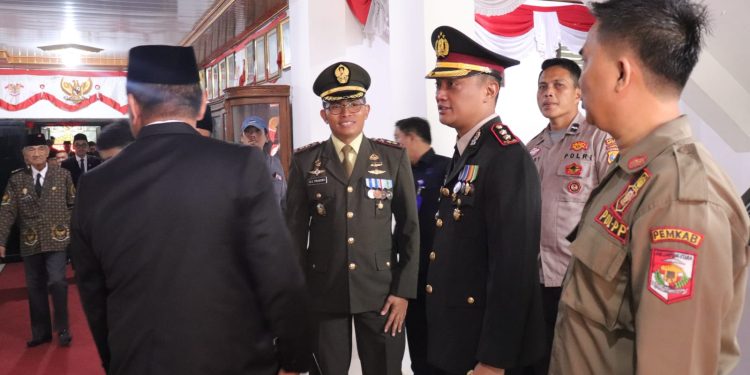 Kapolres AKBP Deddy Kurniawan Hadiri Rapat Paripurna Pengumuman dan Penetapan Bupati dan Wakil Bupati Terpilih Kab Lampura