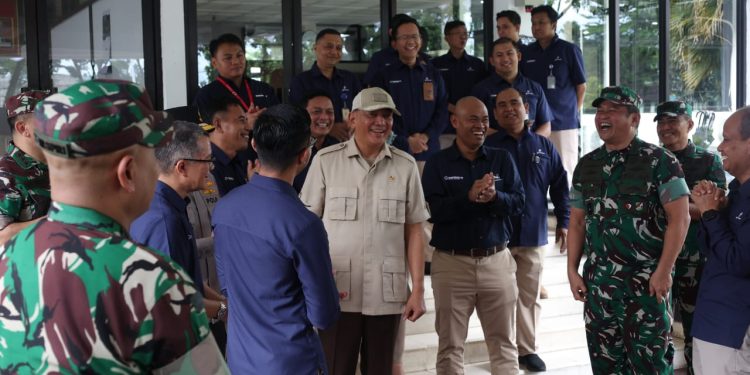 Kasad Dampingi Menhan RI Kunjungi SMA Taruna Nusantara dan PT Pindad